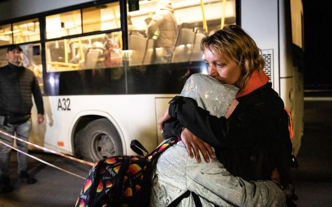 Una mujer y su hija llegan a Zaporiyia tras ser evacuadas de Mari&uacute;pol.