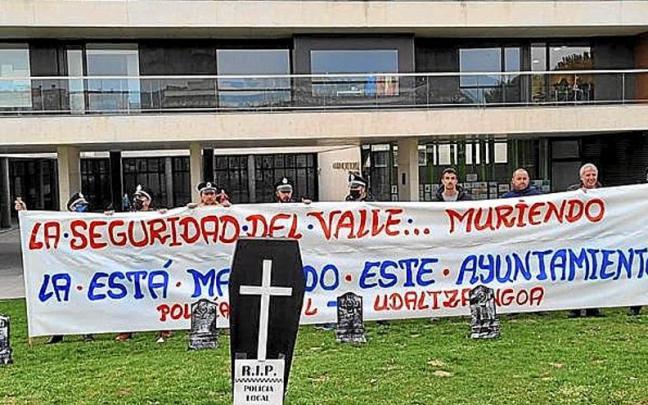 Protesta de los agentes de policía el mes de marzo. | FOTO: CEDIDA Protesta de los agentes de policía el mes de marzo. | FOTO: CEDIDA