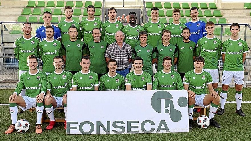 La plantilla del San Juan, posando ayer en un campo.