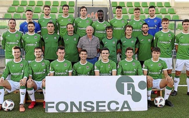 La plantilla del San Juan, posando ayer en un campo. La plantilla del San Juan, posando ayer en un campo.