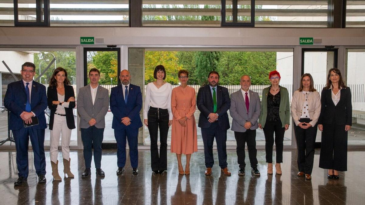 (Izda-dcha) El director gerente de Exkal, Daniel Antoñanzas; la directora general de AIN, Ana Ursúa; el consejero de Políticas Migratorias y Justicia, Eduardo Santos; el delegado del Gobierno en Navarra, José Luis Arasti; la ministra de Ciencia e Innovación, Diana Morant; la presidenta de Navarra, María Chivite; el presidente del Parlamento, Unai Hualde; el consejero de Universidad, Innovación y Transformación Digital, Juan Cruz Cigudosa; la consejera de Salud, Santos Induráin; la directora general de Innovación, Agurtzane Martínez, y la directora gerente de Cein, María Sanz de Galdeano.