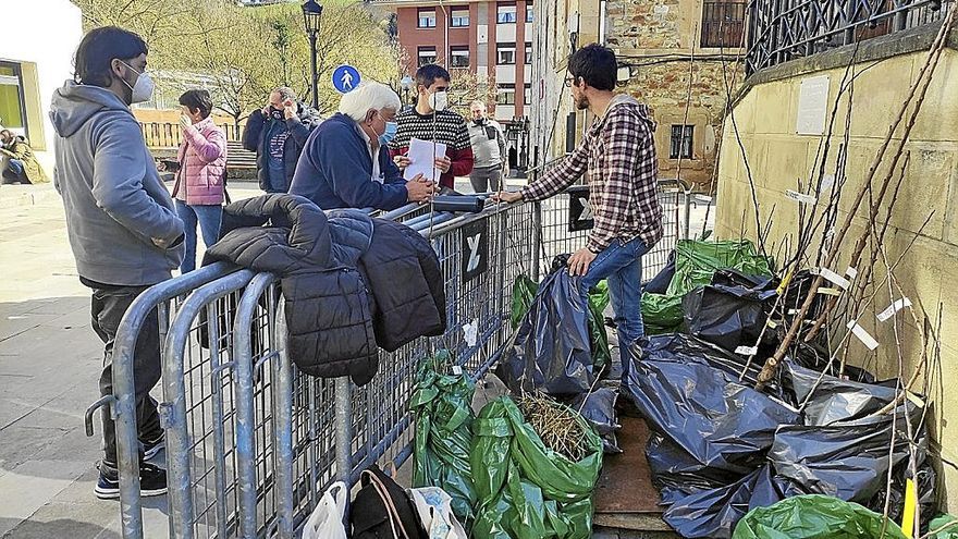 Imagen del último reparto de frutales a vecinos.