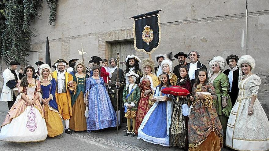 El cortejo del rey Felipe V y la reina en la Casa de las Cadenas.