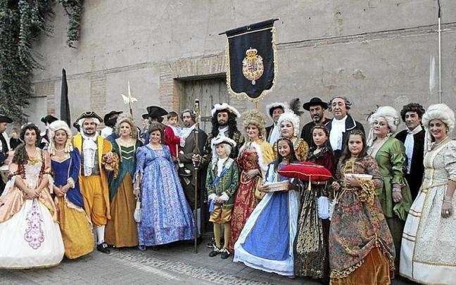 El cortejo del rey Felipe V y la reina en la Casa de las Cadenas.