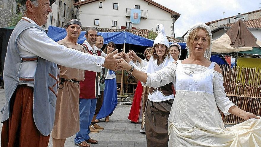 Bailes medievales en el campamento de guerreros.