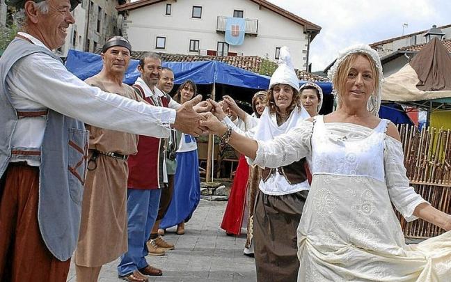 Bailes medievales en el campamento de guerreros.