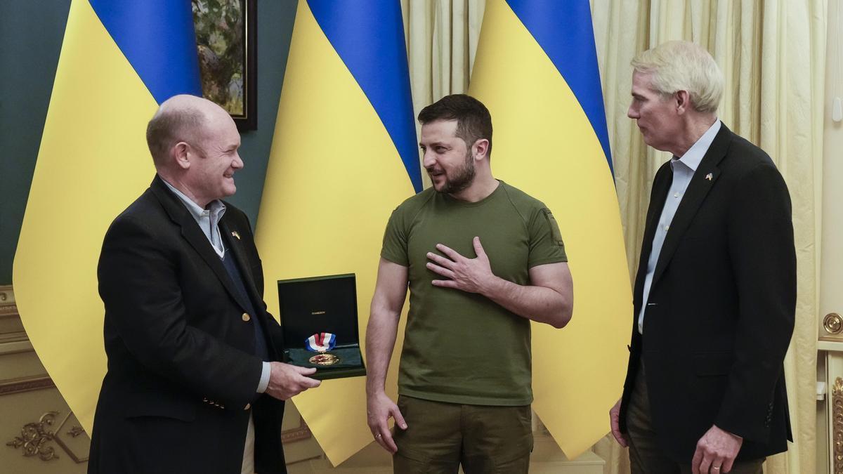 El presidente de Ucrania, Volodimir Zelenski, recibe la Medalla de la Libertad.