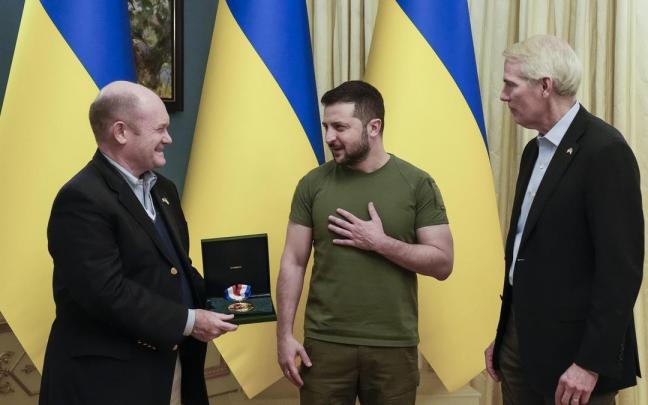El presidente de Ucrania, Volodimir Zelenski, recibe la Medalla de la Libertad.