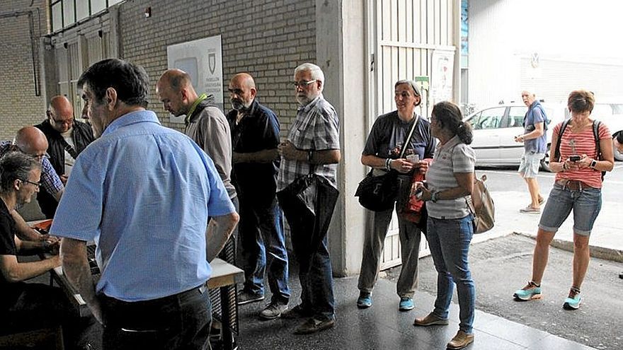 Unos aficionados, adquiriendo su abono ayer en Anaitasuna.