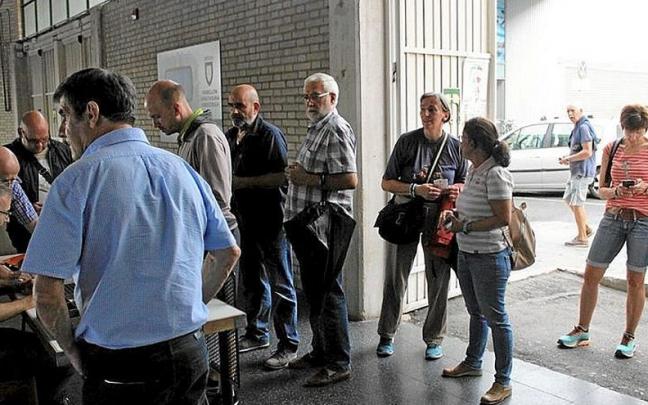 Unos aficionados, adquiriendo su abono ayer en Anaitasuna. Unos aficionados, adquiriendo su abono ayer en Anaitasuna.