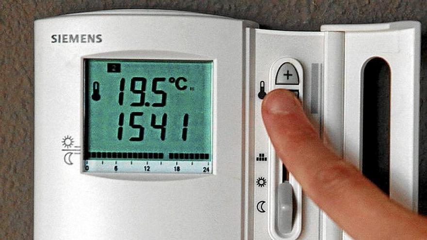 Ajuste de la temperatura en un termostato de vivienda. | FOTO: I. AGUINAGA