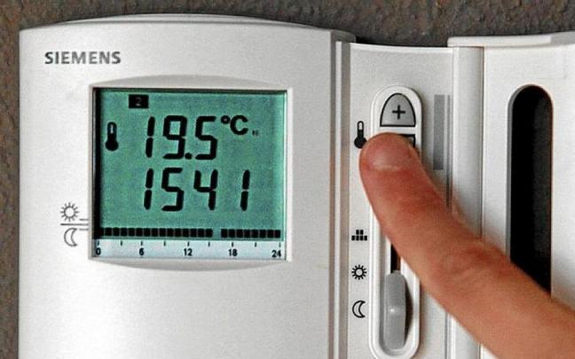 Ajuste de la temperatura en un termostato de vivienda. | FOTO: I. AGUINAGA