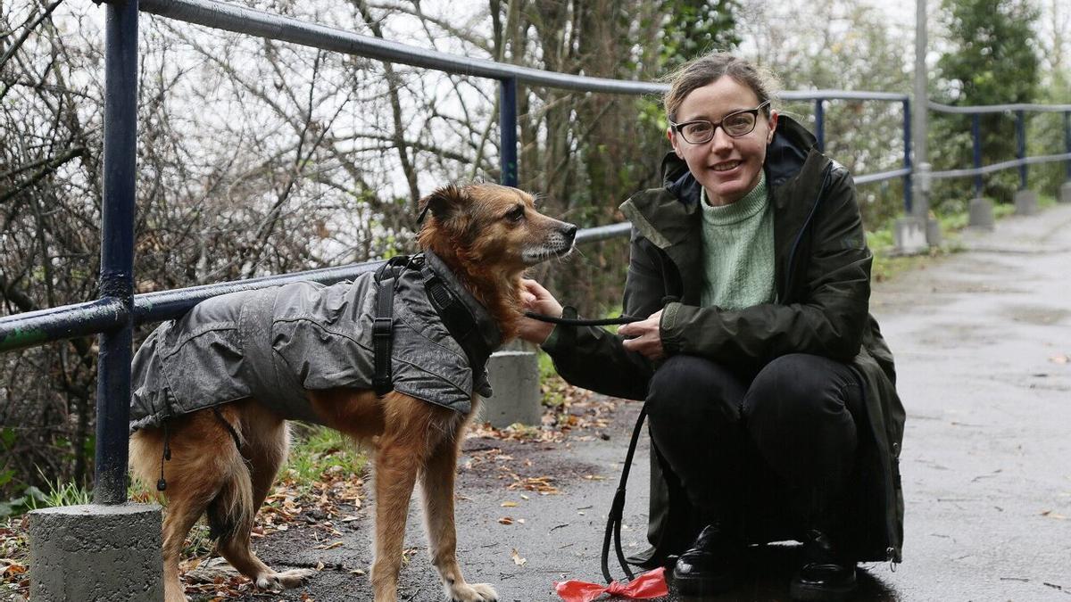Cristina Ozollo con su perra, ‘Mendi’, que padece epilepsia.