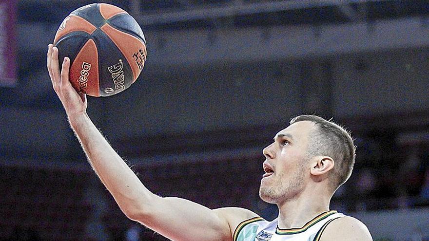 Nikola Radicevic penetra a canasta en el encuentro ante el Casademont Zaragoza.