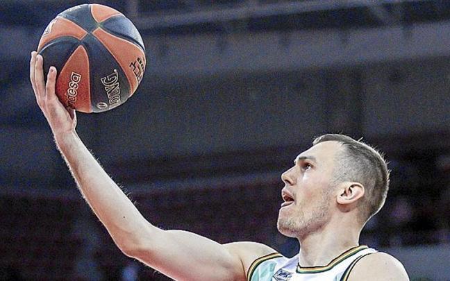 Nikola Radicevic penetra a canasta en el encuentro ante el Casademont Zaragoza.