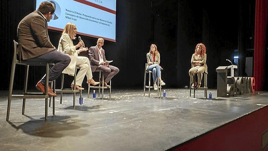 De izquierda a derecha, mesa con Jorge San Juan (Envaplaster), Laura Alba (Lizarte), Guillermo Erice (Gea Geólogos), Angélica Pérez (L’Urederra) y Montse Guerrero (AIN).