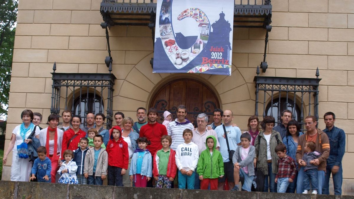 Integrantes de San Lorentzo Dantza Taldea fueron txupineros de las fiestas de Berriz en 2012.