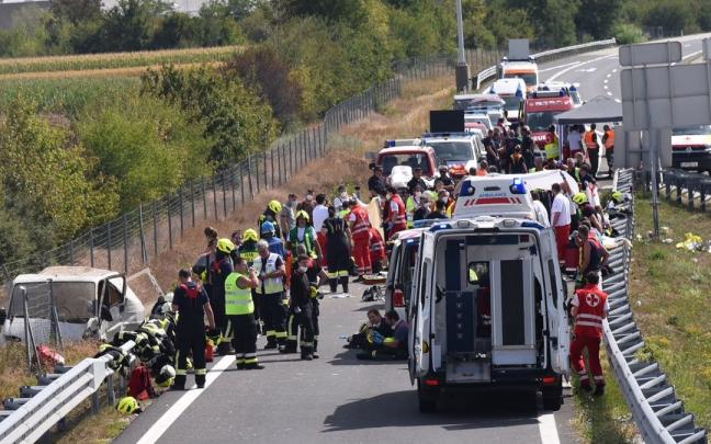 Los servicios de emergencia atienden a los heridos en el lugar del accidente. Los servicios de emergencia atienden a los heridos en el lugar del accidente.
