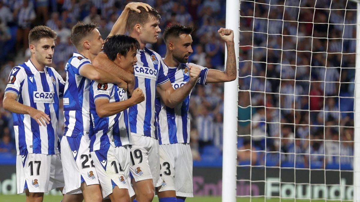 Los jugadores de la Real celebran el gol de Sorloth.