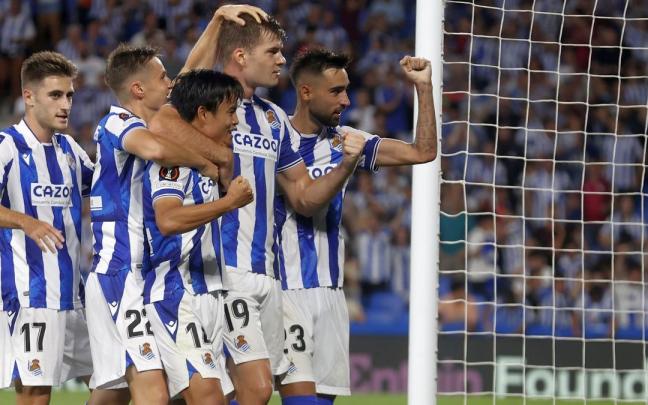 Los jugadores de la Real celebran el gol de Sorloth.