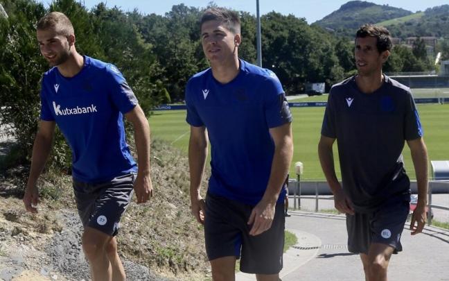 Labaien (derecha), en una imagen de archivo junto a Aritz Arambarri e Igor Zubeldia.