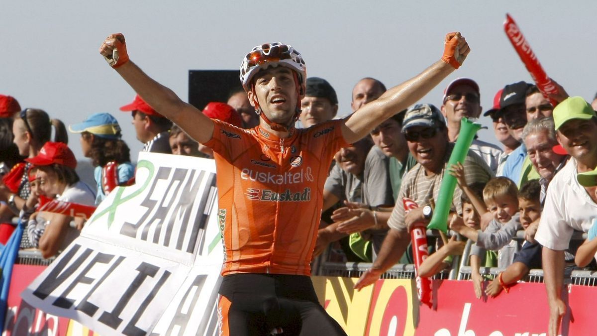 Mikel Nieve celebra un triunfo en la Vuelta, en 2010, en la etapa entre Gijón y el alto de Cotobello