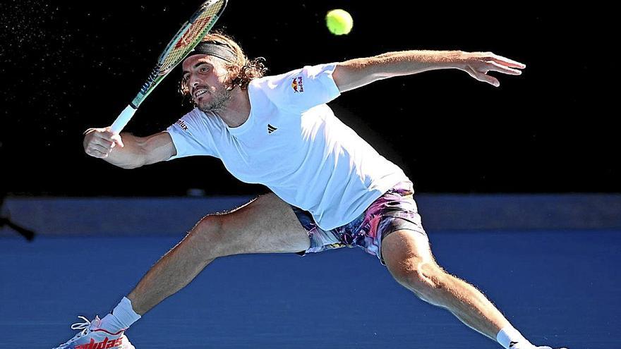 Stefanos Tsitsipas se estira para devolver una bola en el duelo ante Karen Khachanov.