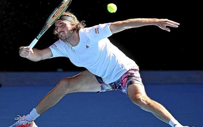 Stefanos Tsitsipas se estira para devolver una bola en el duelo ante Karen Khachanov. Stefanos Tsitsipas se estira para devolver una bola en el duelo ante Karen Khachanov.