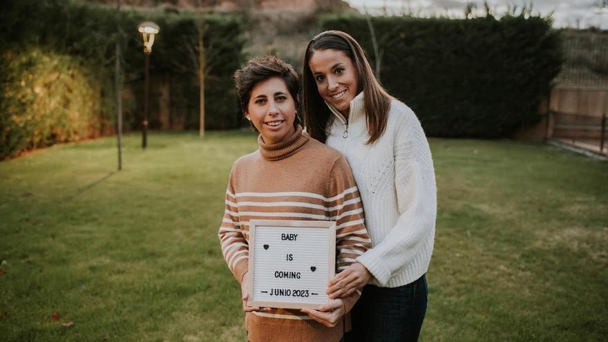 Carla Suárez y Olga García, anunciando la feliz noticia.