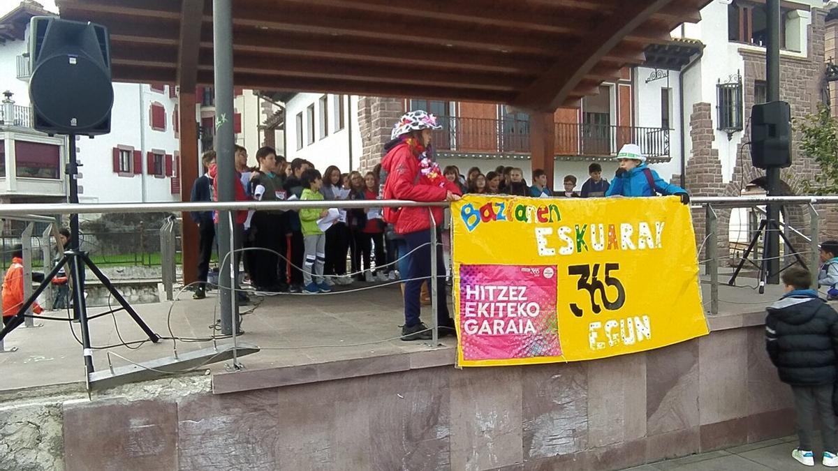 Elizondoko Eskola Publikoko ikasleek bertso batzuk kantatu zituzten.