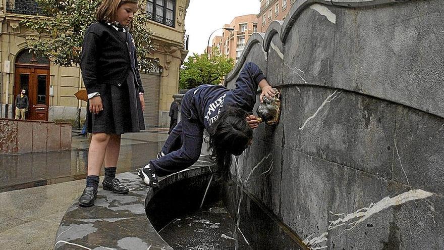 Bebiendo agua en una fuente pública.