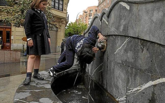 Bebiendo agua en una fuente pública.
