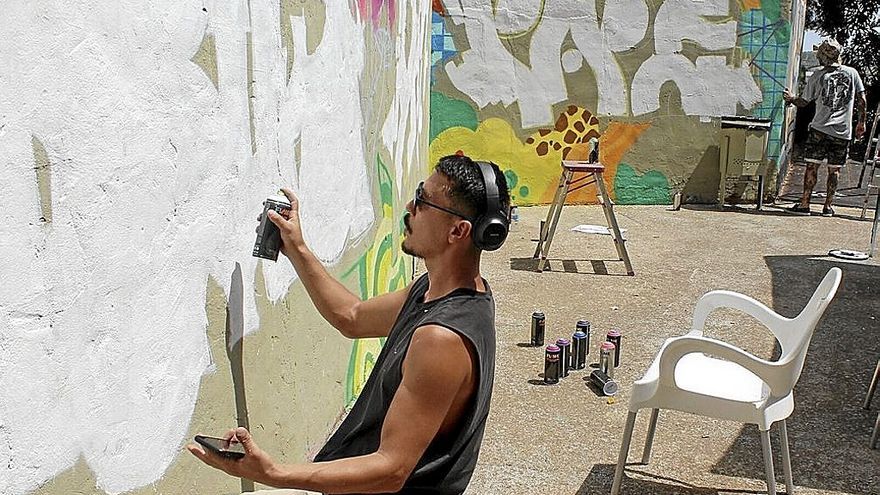 Uno de los grafiteros, en el momento de iniciar su trabajo.