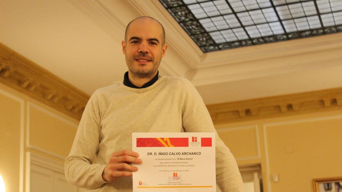 Íñigo Calvo, con el diploma de la Beca Senior del Colegio de Médicos.