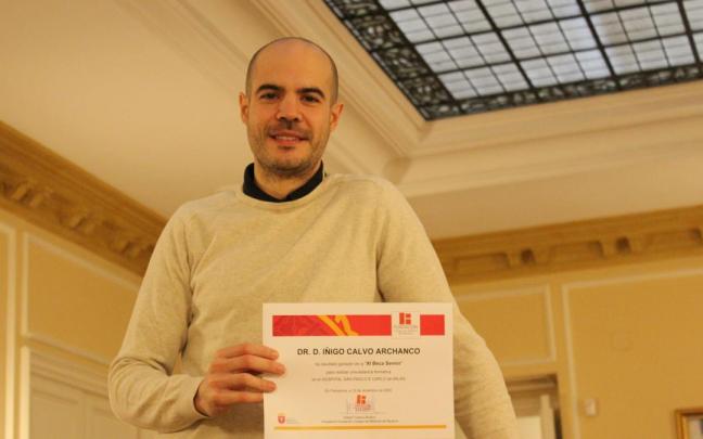 Íñigo Calvo, con el diploma de la Beca Senior del Colegio de Médicos. Íñigo Calvo, con el diploma de la Beca Senior del Colegio de Médicos.