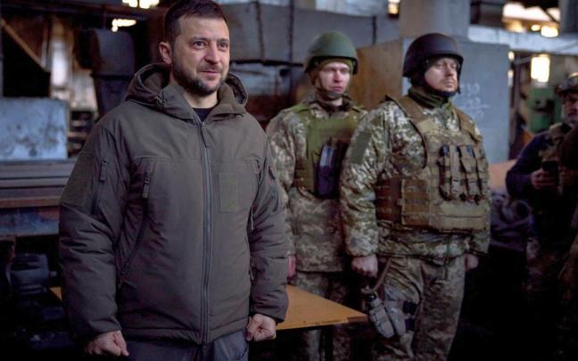 El presidente de Ucrania, Volod&iacute;mir Zelenski, en su visita de ayer a B&aacute;jmut, ciudad a 100 kil&oacute;metros de la frontera rusa sometida a constantes bombardeos.