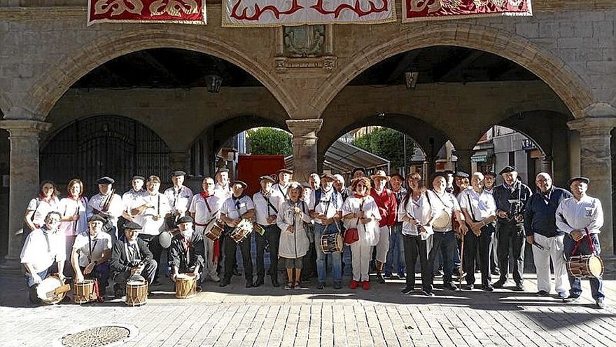 Mugarik Gabeko Txuntxuneroak antes de comenzar. | FOTO: USUA LIZARRAGA