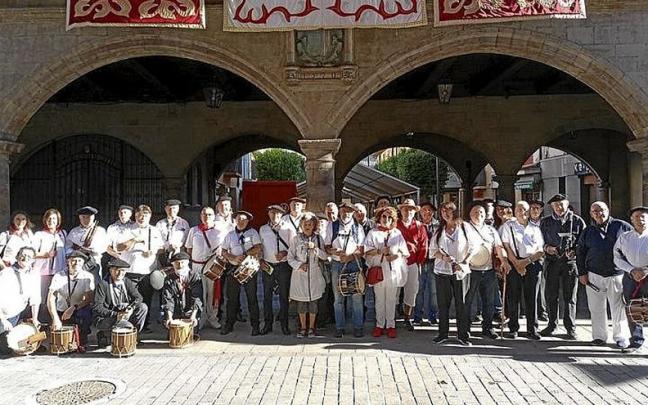 Mugarik Gabeko Txuntxuneroak antes de comenzar. | FOTO: USUA LIZARRAGA