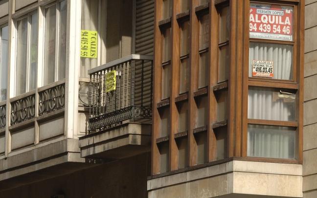 Un piso con carteles de alquiler. Un piso con carteles de alquiler.