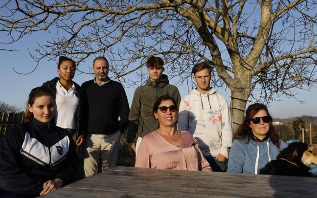 La familia getxotarra acogedora de refugiados ucranianos junto a las ucranianas Yulia y Rehina.