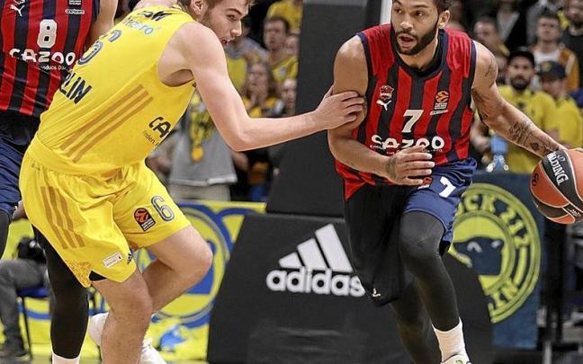 Pierria Henry, el mejor azulgrana ayer, inicia el juego del Baskonia durante el choque frente al Alba Berl&iacute;n. | FOTO: BASKONIA