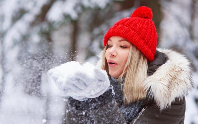 Una joven bien abrigada disfruta en la nieve. Una joven bien abrigada disfruta en la nieve.