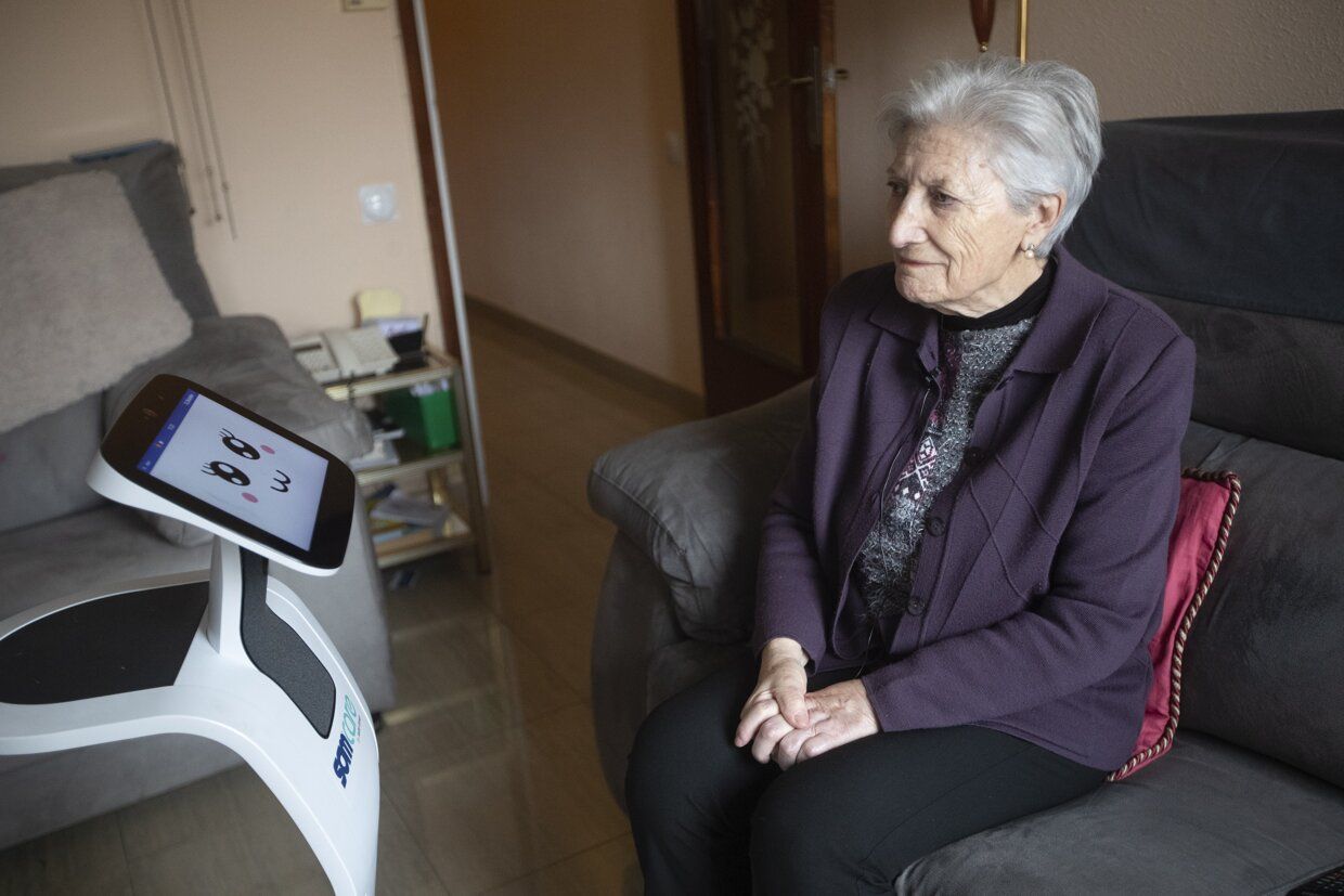 María Teresa Echalecu lleva dos meses con un robot asistencial en su piso