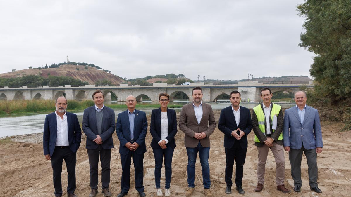 Francisco Díaz, de la empresa constructora; Pedro López, director general de Obras Públicas; el consejero Bernardo Ciriza; María Chivite; Alejandro Toquero, alcalde de Tudela; Zeus Pérez, concejal de urbanismo de Tudela; Pedro Soto, director de Conservación, y Federico Soria, de la empresa constructora.