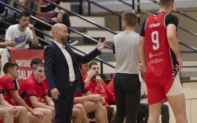 Jordi Juste se queja a uno de los colegiados