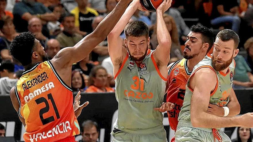 Giedraitis protege el balón de Alexander y Puerto durante el duelo del pasado jueves contra el Valencia Basket. | FOTO: EUROLIGA