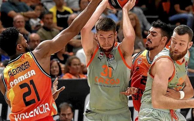Giedraitis protege el balón de Alexander y Puerto durante el duelo del pasado jueves contra el Valencia Basket. | FOTO: EUROLIGA