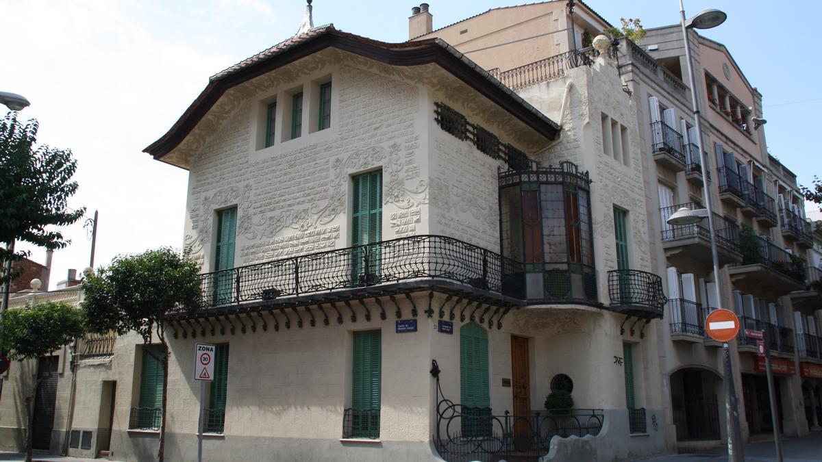 Casa Pavillard. Situada en la Avinguda Martí Pujol, es probablemente el referente modernista de Badalona. Diseñada en 1906 por el arquitecto Joan Amigó i Barriga (1875-1958), fue propiedad de Enric Pavillard.
