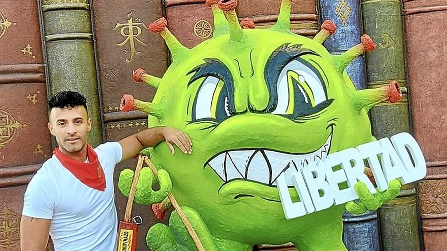 Aritz González, junto a la mascota de las fiestas de este año.