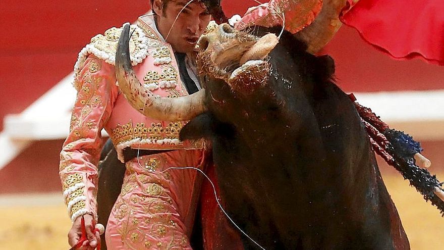 Cayetano en un momento de su faena. | FOTO: EFE